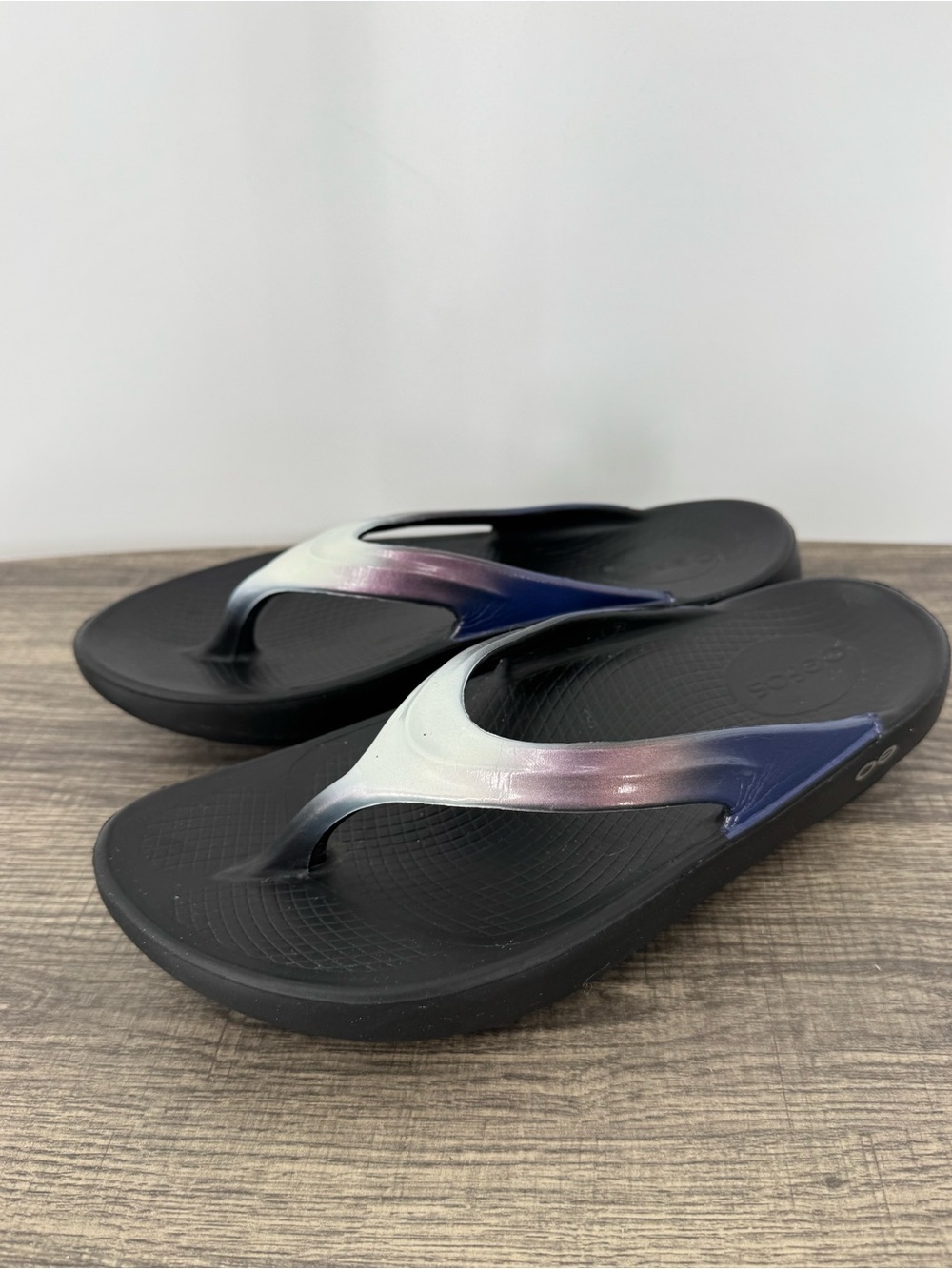 OOFOS Women’s OOlala Flip Flops - Black with Purple/Blue Gradient